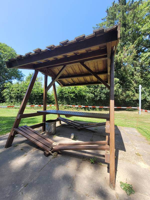 Mutwillig beschädigte Holzsitzgruppe auf dem frisch gereinigten Spielplatz Meetzen